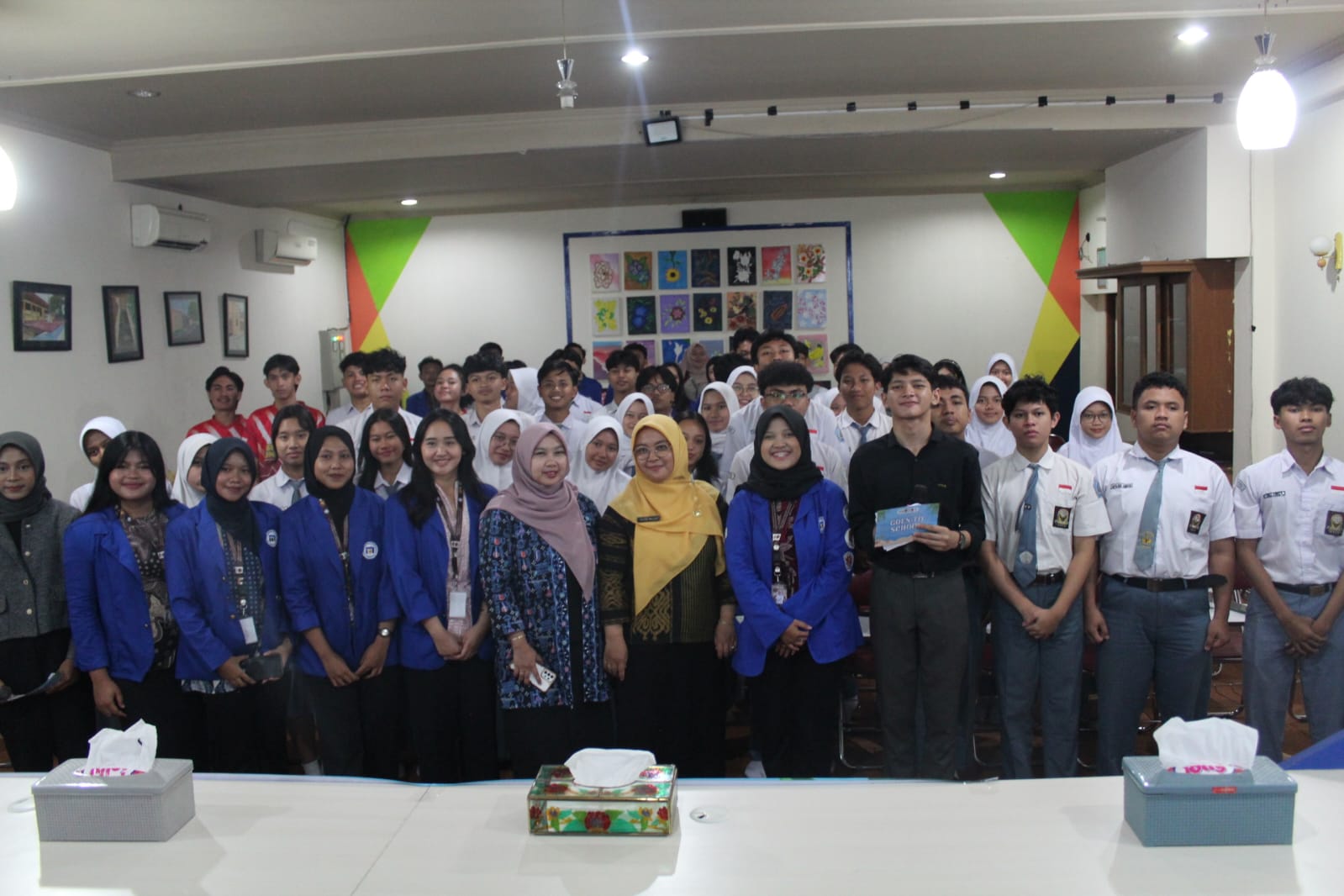 17. Foto Bersama dan Pembuatan Konten